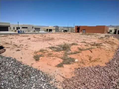 Spacious Lot in The Retreat