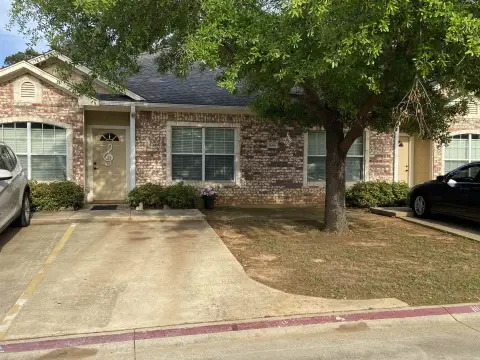 Longview Duplex Near Schools
