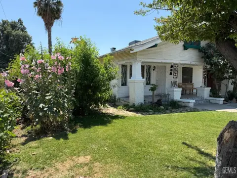 Versatile Multifamily Property in Bakersfield