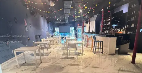 Restaurant and Lounge on Hollywood Boulevard