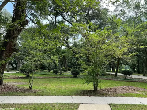 Residential Land in Exclusive Neighborhood