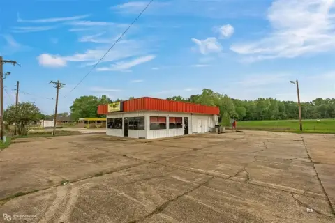 Turnkey Restaurant on Large Lot