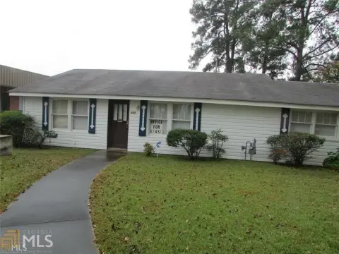 Commercial Property in Busy Area