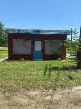 Restaurant Building with Flexible Interior