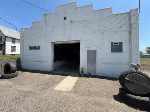 Brick Flex Space with Fenced Lot