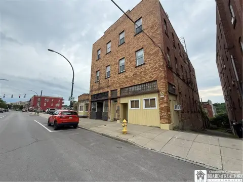 Downtown Storefronts With Flexible Layout