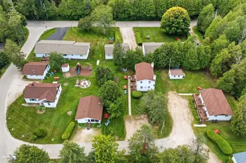 Cottage Resort With Nine Rentals