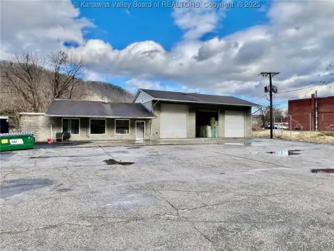 Versatile Commercial Property in Cabin Creek