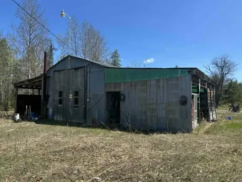 Commercial Acreage with Garage