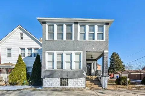 Renovated Three-Flat Near I-90/I-94