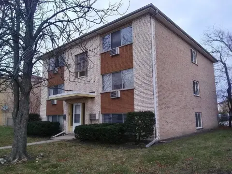 Six-Unit Building in Des Plaines