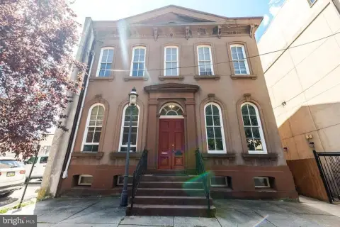 Queen Village Triplex with Garden