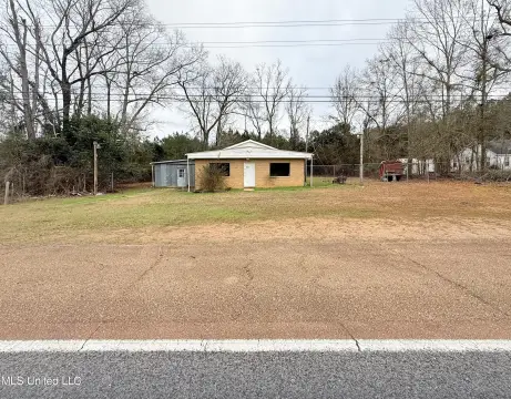 Versatile Commercial Building on Highway 51