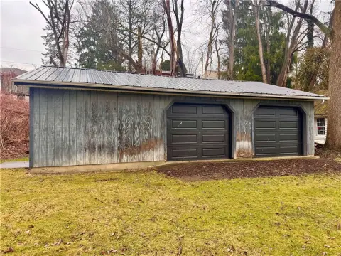 Garage in Rochester Township