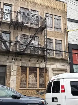 6-Unit Apartment Building
