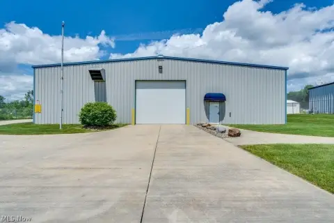 Open-Layout Warehouse