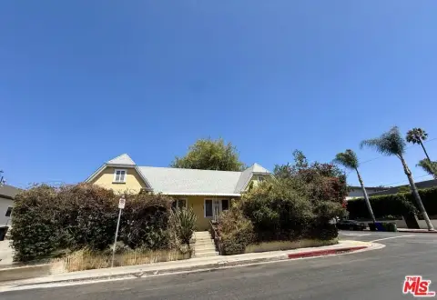 LAR3-Zoned Corner-Lot Duplex