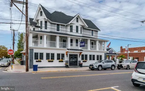 Operating Bar & Pub with Outdoor Bar