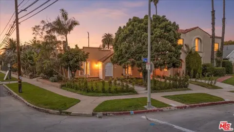 Remodeled Triplex With Private Yards