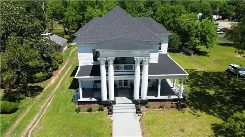 Fully Renovated Victorian Guest Estate