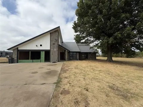Flexible Office Unit With Private Offices