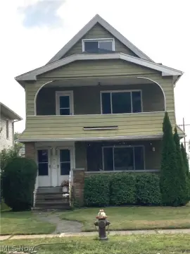Duplex with Vacant Upper Unit