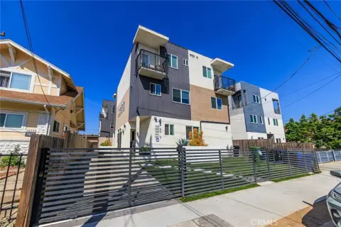 Modern 5-Unit Apartment Building