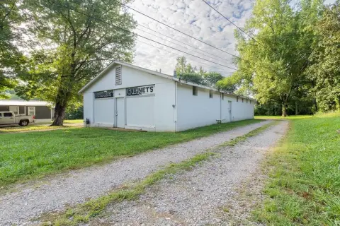 Warehouse in Convenient Dalton Location