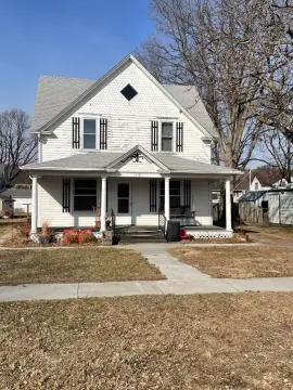 Charming Verdigre Home on Main