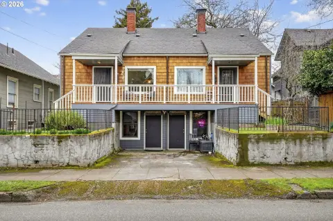 Charming Duplex in King/Alberta