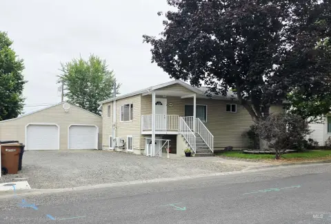 Well-Maintained Duplex With Garage Parking
