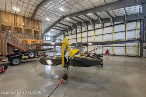 Insulated Heated Hangar with Apartment