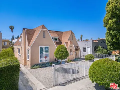 Cash-Flowing Triplex in West Adams