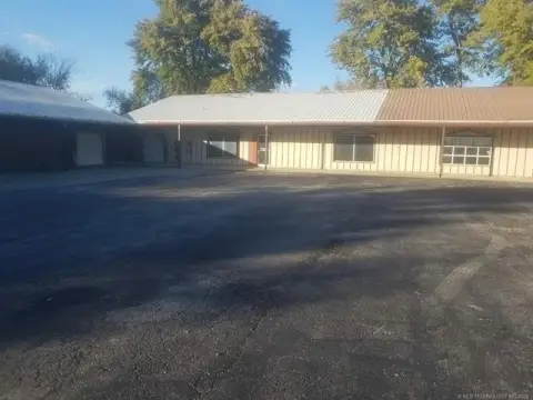 Versatile Commercial Building in Adair