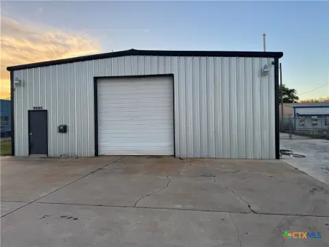 Flexible Commercial Space Near Town