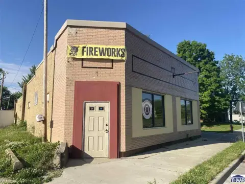 Retail/Service Building on Three Lots