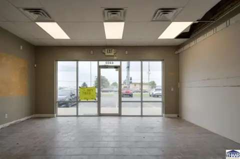 Retail Space in Express Plaza