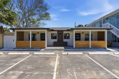 6-Unit Apartment Building