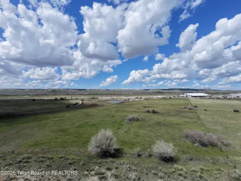 Fully Fenced Mountain-View Acreage