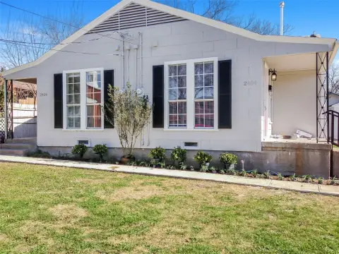 Income-Generating Duplex with Two Entrances