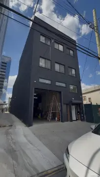 High-Ceiling Flex Warehouse with Yard
