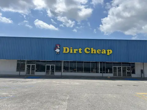 NNN Retail Space in Shopping Center