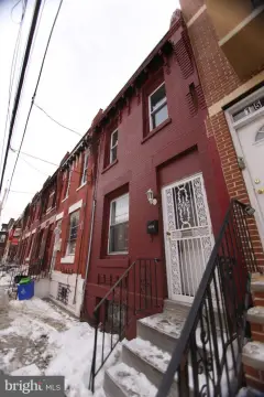 Single-Family Investment Home with Roof Deck
