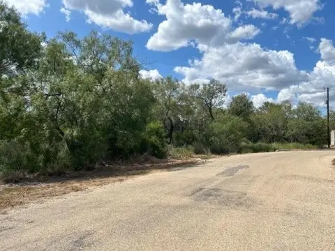 Residential Land in Moore, TX