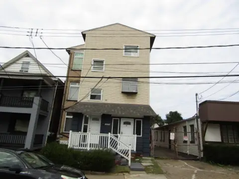 4-Unit Apartment Building