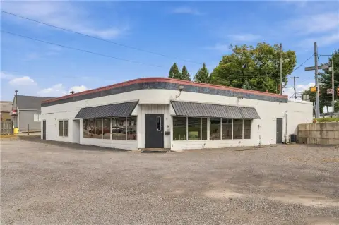 Office Building with Four Grade Doors