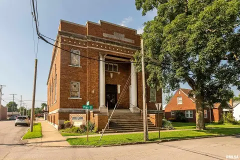 Multi-Story Brick Building in Murphysboro