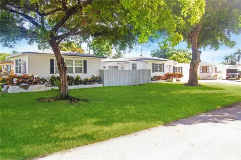 Hollywood Triplex Near Beaches