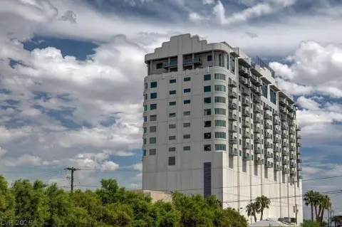 SoHo Lofts Residence with Strip Views