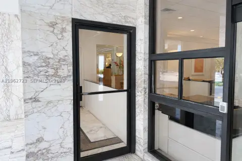 Retail Unit with Private Entrance